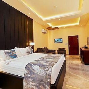 Senators Suites And Towers Hotel